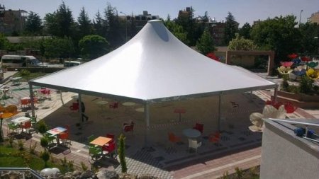 مظلة هرمية: تصميم هندسي فريد للتظليل والجمال.